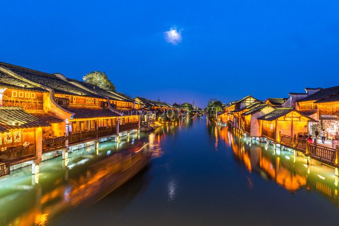 Spring in the south of the Yangtze River, intoxicated in flowers and ancient towns.